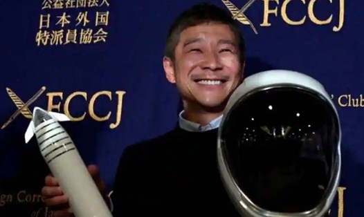 Tỉ phú Nhật Bản Yusaku Maezawa cùng chiếc mũ phi hành gia của SpaceX. Ảnh: AFP