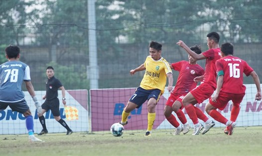 U21 Học viện Nutifood (áo vàng) thi đấu áp đảo để có chiến thắng 6-0 trước U21 Bến Tre. Ảnh: Văn Hải