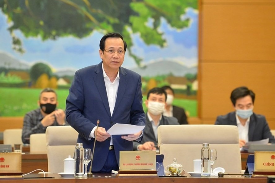 Bộ trưởng Bộ Lao động - Thương binh và Xã hội Đào Ngọc Dung trình bày tờ trình. Ảnh: QH