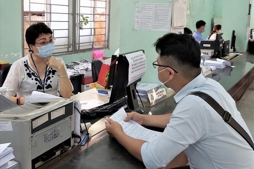 Người lao động làm các thủ tục nhận hỗ trợ do dịch COVID-19. Ảnh LDO
