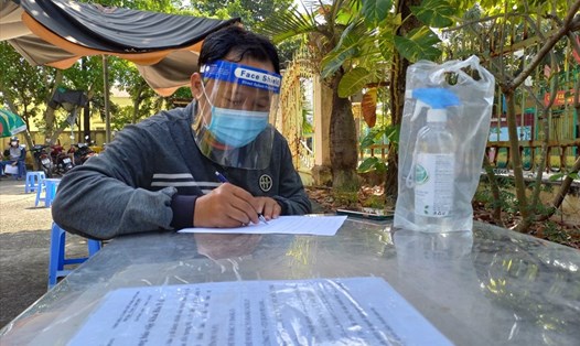 Người lao động tới xin cấp giấy nghỉ việc hưởng bảo hiểm xã hội tại một Trạm y tế phường thuộc TP.Biên Hoà, Đồng Nai. Ảnh: Hà Anh Chiến