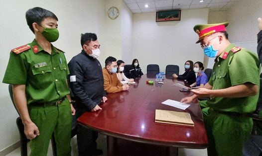 Công an TP.Đà Nẵng tống đạt quyết định khởi tố bị can và bắt tạm giam đối với Nguyễn Quang Trung. Ảnh: Công an