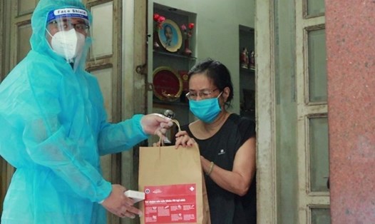 Phát túi thuốc cho F0 điều trị tại nhà ở TPHCM Ảnh: Nguyễn Ly