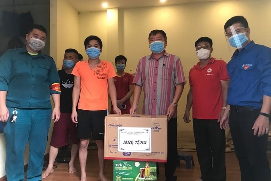 Hỗ trợ người lao động thuê trọ tại các khu trọ trên địa bàn quận Tây Hồ. Ảnh: Lan Chi