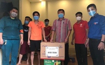Hỗ trợ người lao động thuê trọ tại các khu trọ trên địa bàn quận Tây Hồ. Ảnh: Lan Chi