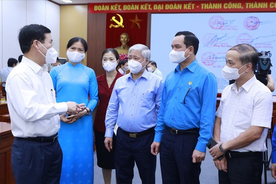 Thường trực Ban Bí thư Võ Văn Thưởng trao đổi với các đại biểu tham dự chương trình. Ảnh: Hải Nguyễn