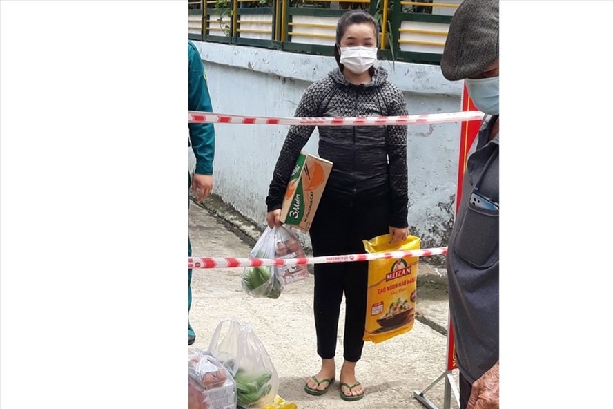 Tặng nhu yếu phẩm cho công nhân Công ty CP Taekwang Vina. Ảnh: Hà Anh Chiến