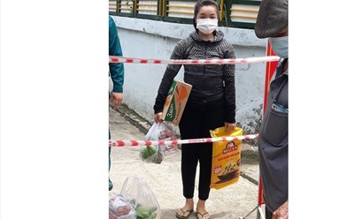 Tặng nhu yếu phẩm cho công nhân Công ty CP Taekwang Vina. Ảnh: Hà Anh Chiến
