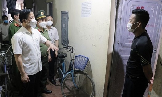 Phó Chủ tịch thường trực UBND tỉnh Bắc Ninh Vương Quốc Tuấn kiểm tra công tác phòng chống dịch trong các khu nhà trọ dành cho công nhân. Ảnh: PV.