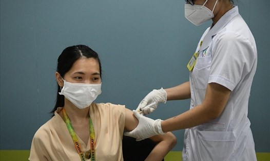 Chị Nguyễn Hương Giang, công ty Samsung Bắc Ninh cho biết: "Tiêm rất nhanh, không đau chút nào". Ảnh: Bộ Y tế.
