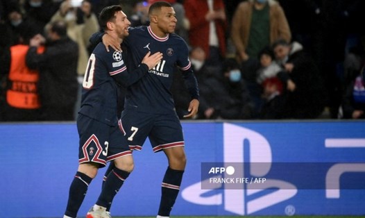 Kylian Mbappe và Messi sát cánh trong màu áo PSG. Ảnh: AFP