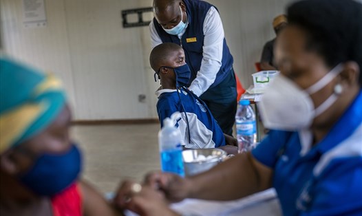 Tiêm vaccine COVID-19 ở Nam Phi. Ảnh: AFP