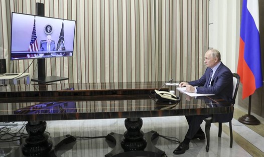 Tổng thống Vladimir Putin và Tổng thống Joe Biden hội đàm trực tuyến hôm 7.12. Ảnh: AFP