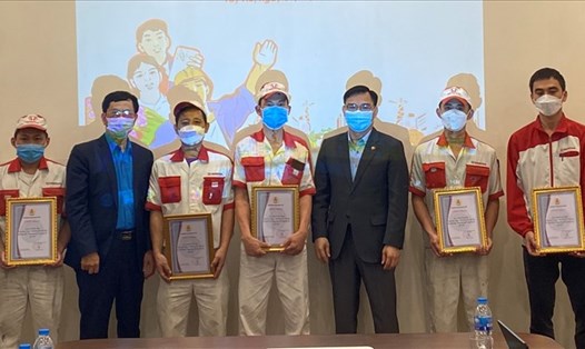 Trao danh hiệu Công nhân giỏi cho các công nhân Công ty TNHH Motor N.A Việt Nam. Ảnh: CĐQ