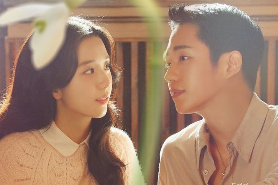Jisoo, Jung Ha In trong phim mới. Ảnh: Poster phim. Jisoo, Jung Ha In trong phim mới. Ảnh: Poster phim.