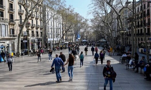 Người dân ở Barcelona, Tây Ban Nha. Ảnh: AFP