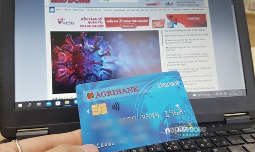 Làm thẻ ATM gắn chíp trước ngày 31.12.2021 để đảm bảo quyền lợi tối đa. Ảnh: Lương Hạnh.