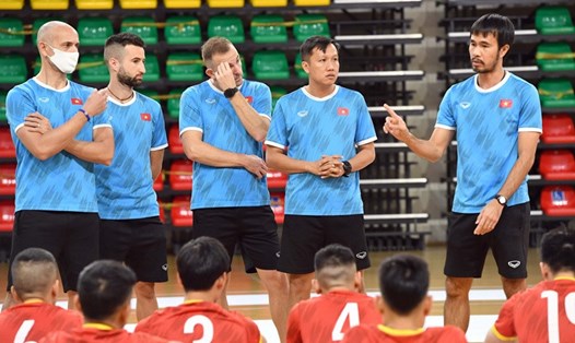 Huấn luyện viên Phạm Minh Giang sẽ lựa chọn những gương mặt xuất sắc nhất trong đợt tập trung sắp tới để bổ sung vào đội hình chính thức của tuyển futsal Việt Nam tham dự SEA Games 31. Ảnh: VFF