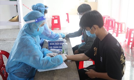 Học sinh tỉnh Quảng Trị được khám sàng lọc trước khi tiêm vaccine COVID-19. Ảnh: HT.