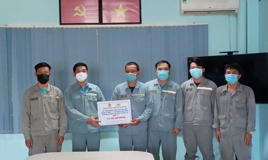 Công đoàn Công ty TNHH Đóng tàu Hyundai Việt Nam trao hỗ trợ đoàn viên, người lao động bị ảnh hưởng bời dịch COVID-19. Ảnh: CĐCC
