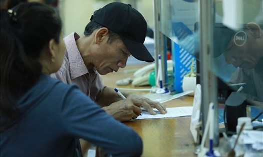 Người lao động làm các thủ tục liên quan bảo hiểm xã hội. Ảnh minh hoạ Hải Nguyễn.