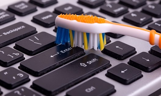 Bàn chải đánh răng cũ có thể giúp vệ sinh bàn phím máy tính một cách hiệu quả. Ảnh: Xinhua