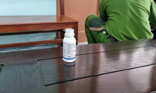 Giám đốc Land Hà Hải uống thuốc diệt côn trùng để tự tử ngay tại tòa. Ảnh Hà Văn