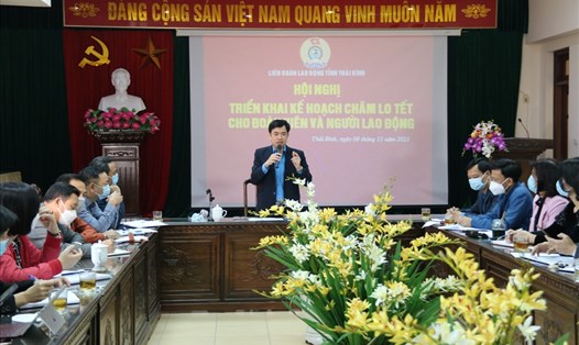 Ông Bùi Xuân Vinh - Chủ tịch LĐLĐ tỉnh Thái Bình phát biểu chỉ đạo triển khai các nội dung tại Hội nghị. Ảnh: B.M