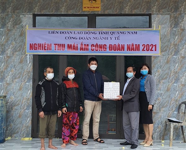 Công đoàn Ngành Y tế Quảng Nam tặng quà nhân buổi bàn giao nhà cho đoàn viên Lê Xuân Hùng. Ảnh: Thanh Lan