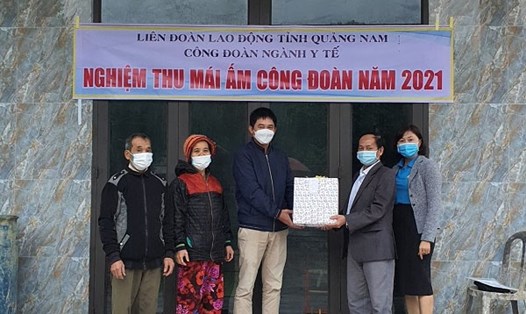 Công đoàn Ngành Y tế Quảng Nam tặng quà nhân buổi bàn giao nhà cho đoàn viên Lê Xuân Hùng. Ảnh: Thanh Lan