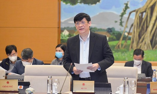 Bộ trưởng Bộ Y tế Nguyễn Thanh Long trình bày tờ trình. Ảnh: QH