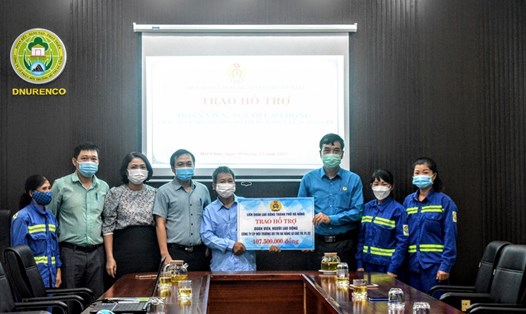 Lãnh đạo Liên đoàn Lao động Thành phố Đà Nẵng trao hỗ trợ. Ảnh: Đạt Nguyễn