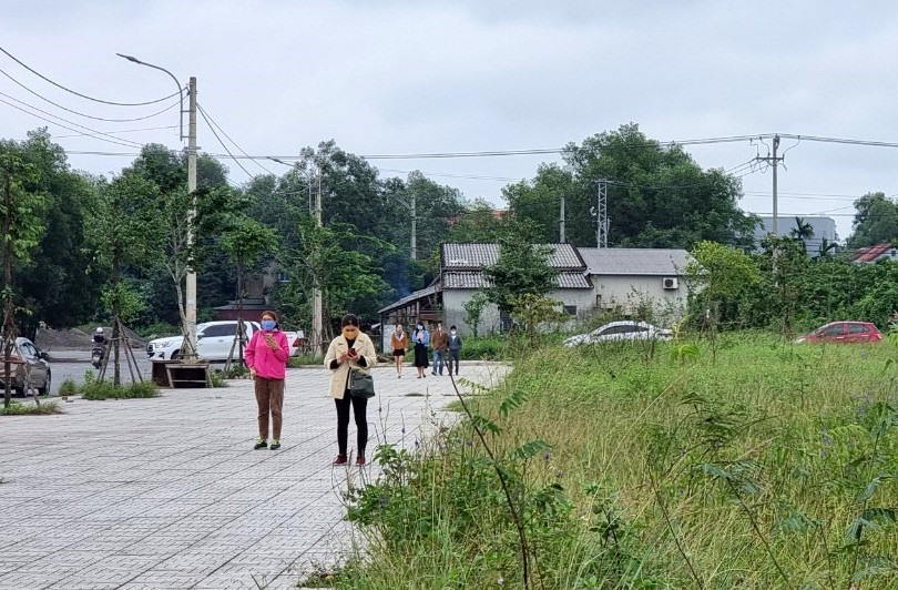 Một số lô đất cạnh dự án của Vingroup khoảng 1 tháng trở lại giá tăng gấp 3 lần, thu hút nhiều người tham gia giao dịch, mua bán. Ảnh: Hưng Thơ.