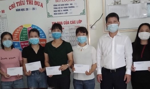 Liên đoàn Lao động huyện Quốc Oai trao hỗ trợ tại trường Mầm non Tư thục Sơn Ca. Ảnh: CĐH