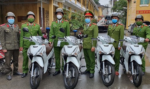 Công an Thừa Thiên Huế cấp xe mô tô cho công an phường, xã. Ảnh: PĐ.