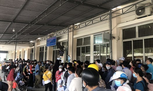 Ngày 9.12, rất đông công nhân lao động điều trị khỏi bệnh COVID-19 đã đến Trung tâm y tế huyện Nhơn Trạch để xin cấp giấy nghỉ việc hưởng bảo hiểm xã hội.