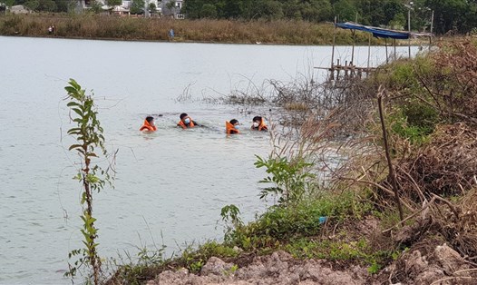 Lực lượng chức năng tỉnh Bình Phước đưa thi thể nam thanh niên tử vong dưới hồ Suối Cam lên bờ. Ảnh: T.Thành