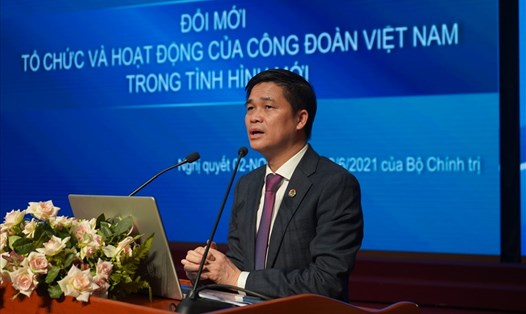 Đồng chí Ngọ Duy Hiểu - Phó Chủ tịch Tổng Liên đoàn Lao động Việt Nam báo cáo tại hội nghị Nghiên cứu, học tập, quán triệt và tuyên truyền Nghị quyết 02-NQ/TW của Bộ Chính trị. Ảnh: Mai Dung