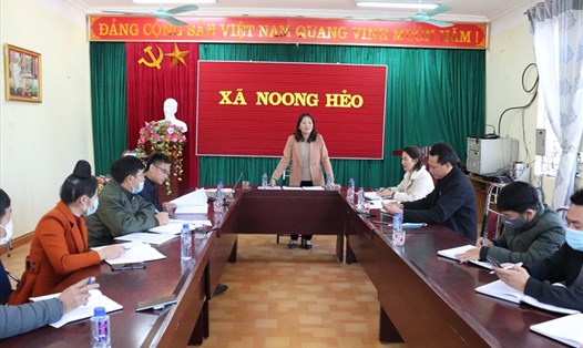 Bà Nguyễn Thị Thiện - Chủ tịch LĐLĐ tỉnh Lai Châu phát biểu tại buổi làm việc
        với Trung tâm Chỉ huy phòng, chống dịch COVID-19 xã Noong Hẻo.