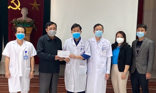 Liên đoàn Lao động huyện Phú Xuyên tặng quà Bệnh viện đa khoa huyện Phú Xuyên. Ảnh: CĐH