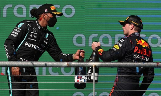 Lewis Hamilton và Max Verstappen đang bằng nhau về điểm số nhưng tay đua người Hà Lan có số lần thắng chặng ở mùa giải này nhiều hơn. Ảnh: Formula1