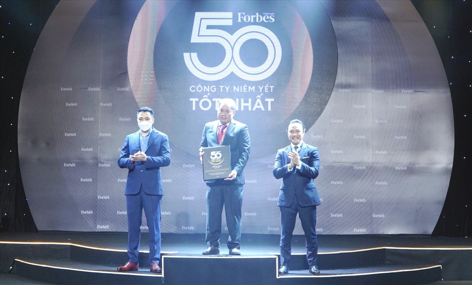 PTGĐ Becamex IDC Quảng Văn Viết Cương nhận vinh danh “Top 50 công ty niêm yết tốt nhất năm 2021”. Ảnh: BCM