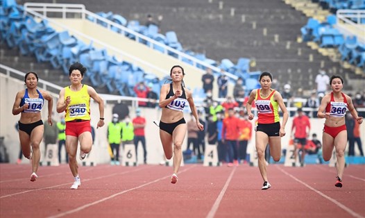 Tuyển thủ Lê Tú Chinh (giữa) bảo vệ ngôi vô địch cự ly 100m nữ. Ảnh: Minh Anh