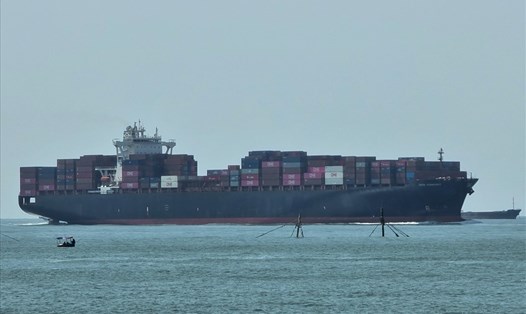 Một tàu hàng đang trên đường vào khu vực cảng Cái Mép - Thị Vải. Ảnh: T.A