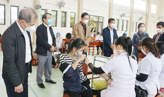 Hình ảnh tiêm vaccine phòng COVID-19 cho học sinh Hà Tĩnh đợt cuối tháng 11 vừa qua. Ảnh: SYT