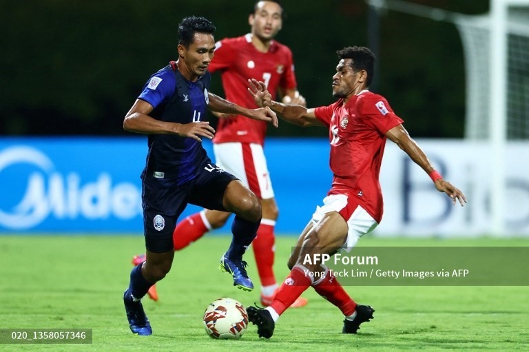 Tuyển Campuchia đối đầu Indonesia trong trận đấu thứ 2 tại AFF Cup 2020. Ảnh: AFP