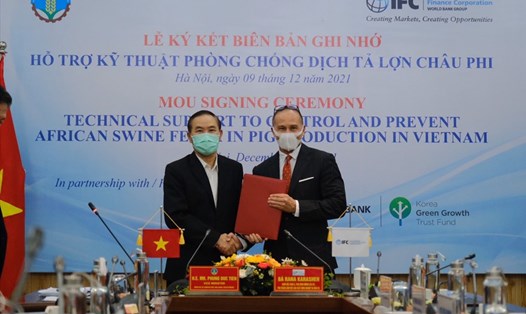 Thứ trưởng Bộ NNPTNT Phùng Đức Tiến (bên trái) trao biên bản ghi nhớ cho ông Daryl Dong – Giám đốc Tài chính cao cấp IFC Việt Nam. Ảnh: Vũ Phượng