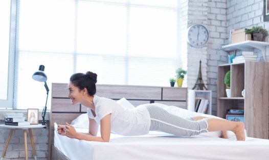 Plank là động tác có thể dễ dàng thực hiện trên giường và giúp giảm cân nhanh chóng, hiệu quả. Ảnh: Xinhua