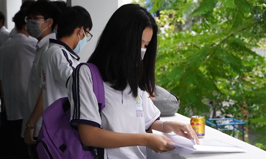 Học sinh lớp 12 tại Bà Rịa - Vũng Tàu chuẩn bị hồ sơ trước khi bước vào kỳ thi Tốt nghiệp. Ảnh: T.A