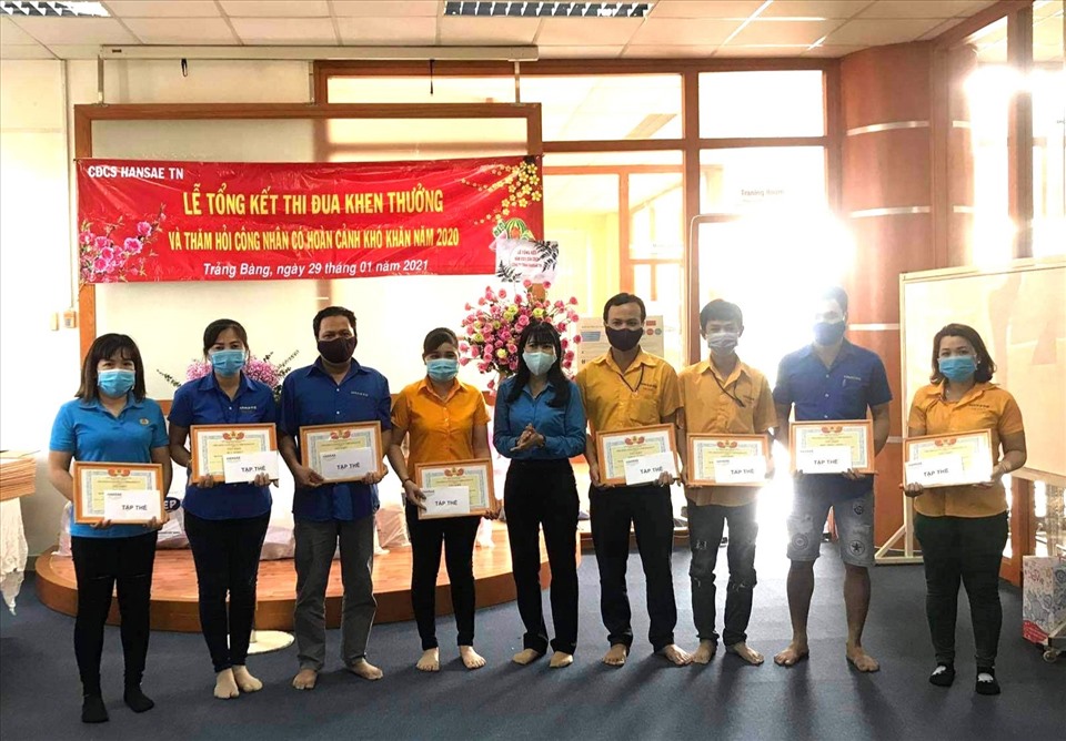 Trao thưởng cho các tập thể, cá nhân đạt thành tích. Ảnh LĐLĐ Tây Ninh cung cấp